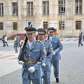 Prague - la releve de la garde du Chateau 038